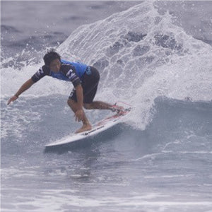 岡山県出身プロサーファー高塚康裕さんにボブソンタイパンツを提供