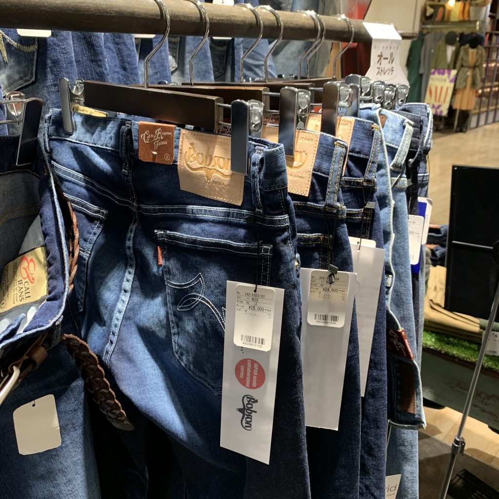 ボブソンとダブルネームしたコールアンドレスポンスの店舗の写真。ボブソンの皮バッチがジーンズについており、ボブソン商品が店頭にあるのがわかる。